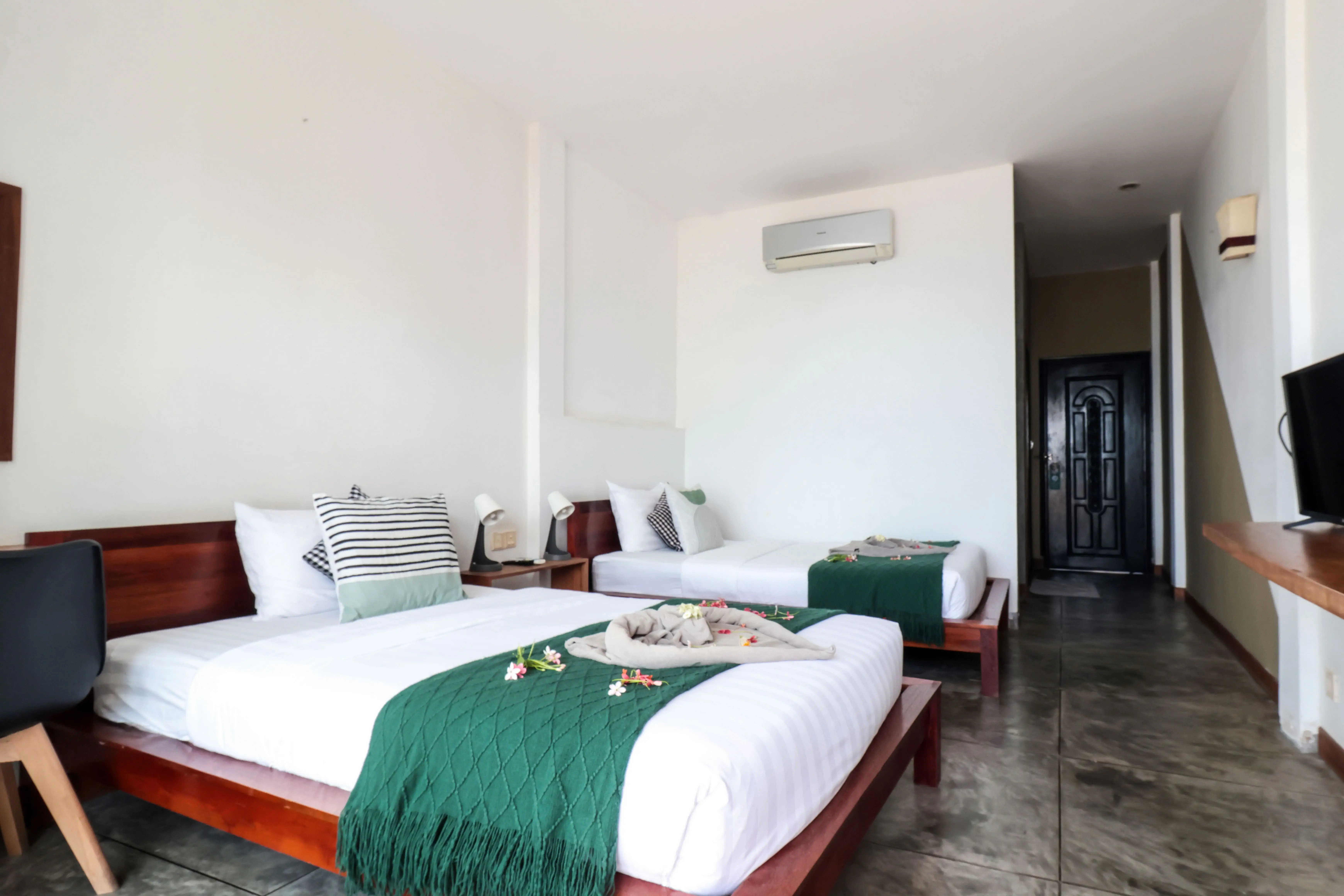 Superior Twin Room with Sea View 3